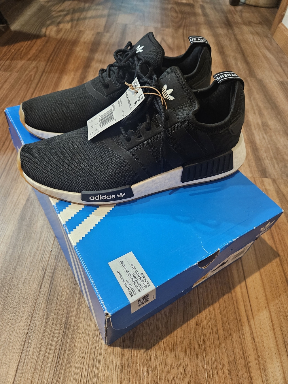Adidas Black and White NMD R1 PRIMEBLUE Men’s Athletic Sneakers Size 9.5
